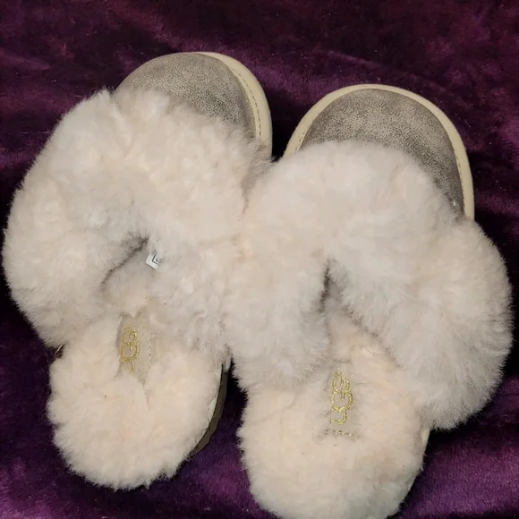 UGG Cozy Gray and Cream Slippers with Sheepskin Lining - Picture 5 of 5
